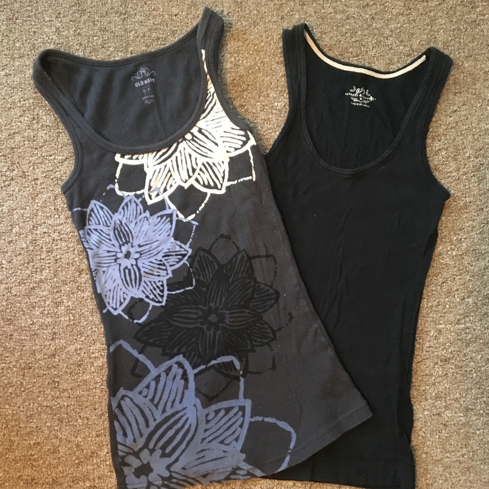 🌼FREE with bundle of 3+ items!🌼 Bundle of 2 tank tops